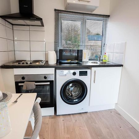 No 02 Studio Flat Available Near Aylesbury Town Station Екстериор снимка