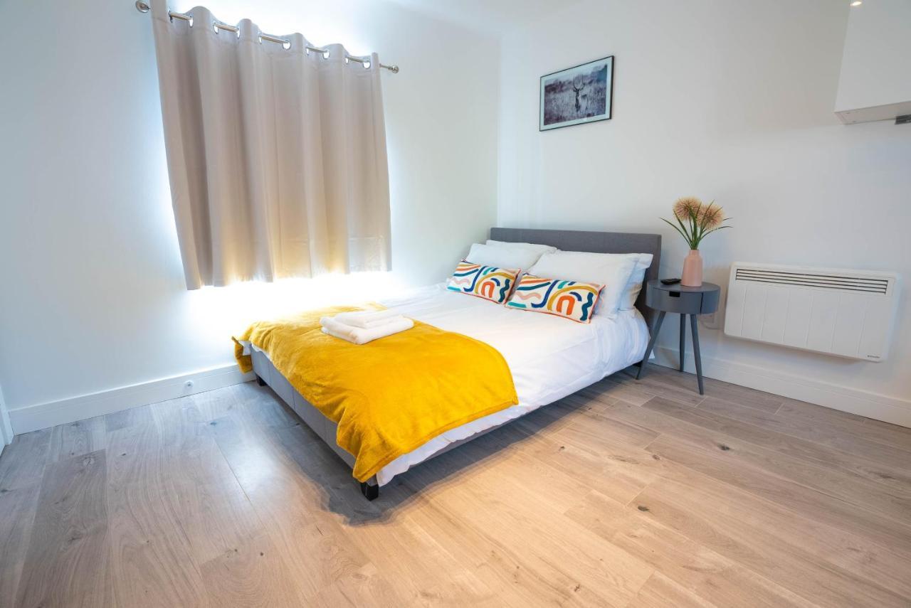 No 02 Studio Flat Available Near Aylesbury Town Station Екстериор снимка